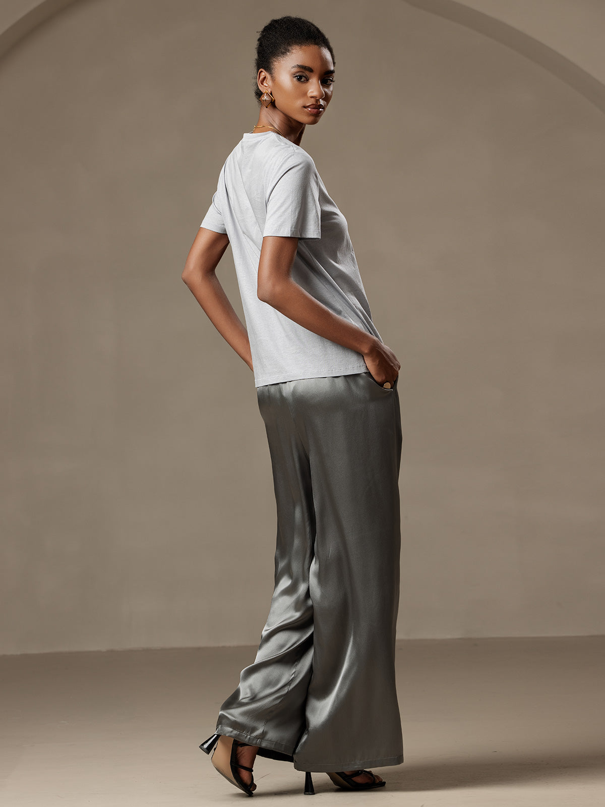 [Sølv] SilkSilky-NO Silk Knitted Short Sleeve Round Neck T-skjorte for Kvinner 002