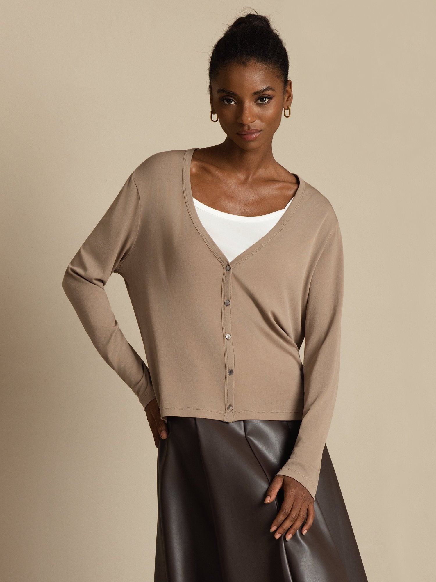 [Tan] SilkSilky-NO 19Momme Silke Langermet V Hals Dame Cardigan 001