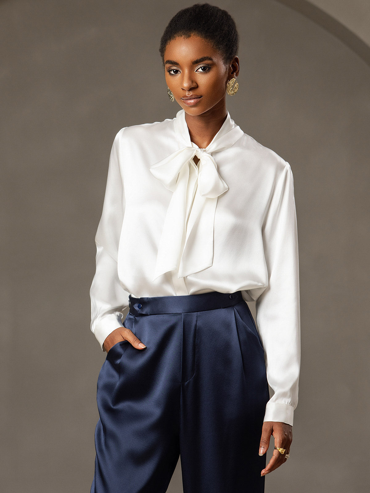 [Hvit] SilkSilky-NO 19Momme Silke Long Sleeve Tie Neck Skjorte for Kvinner 001