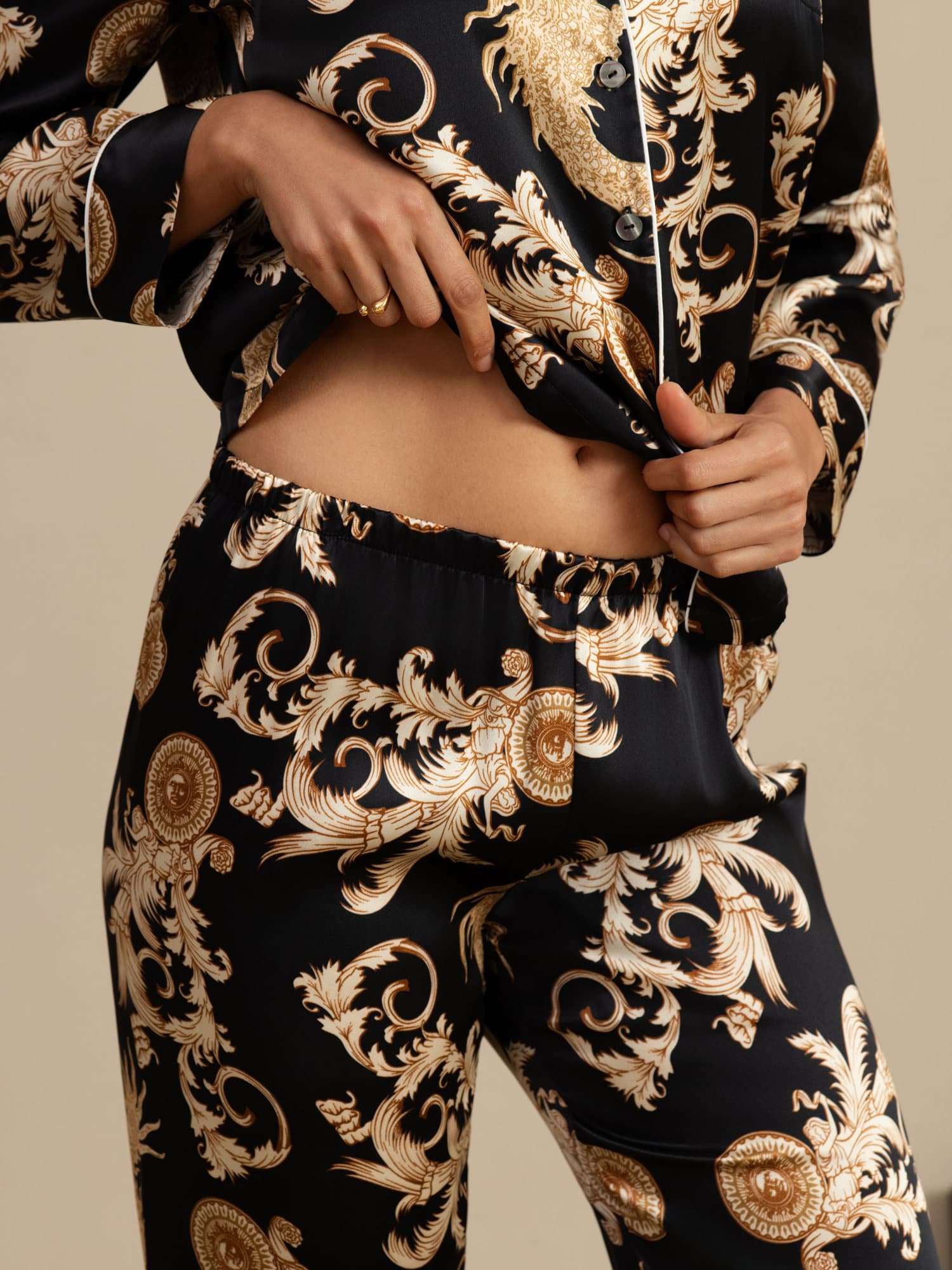 [Svart Drage] SilkSilky-NO Langermet Notchkrage Pyjamas for Kvinner 005