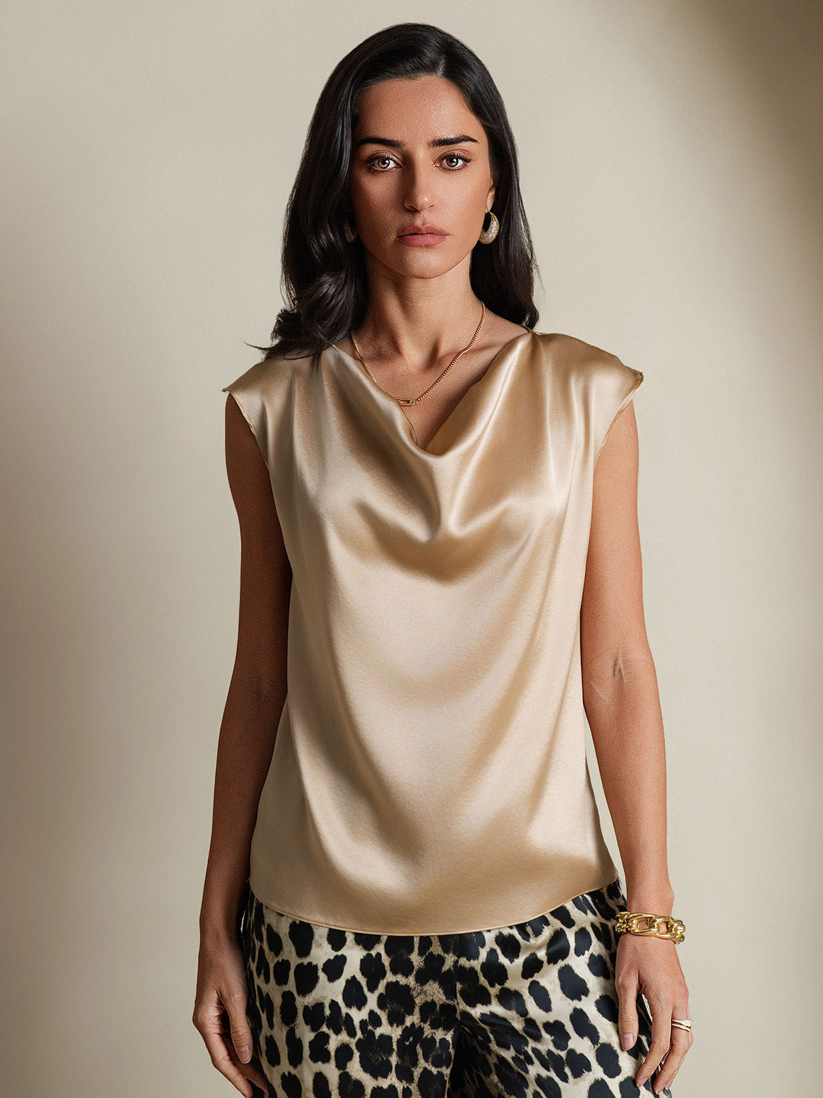 [Champagne] SilkSilky-NO 19Momme Silke Cowl Neck T-skjorte for Kvinner 001
