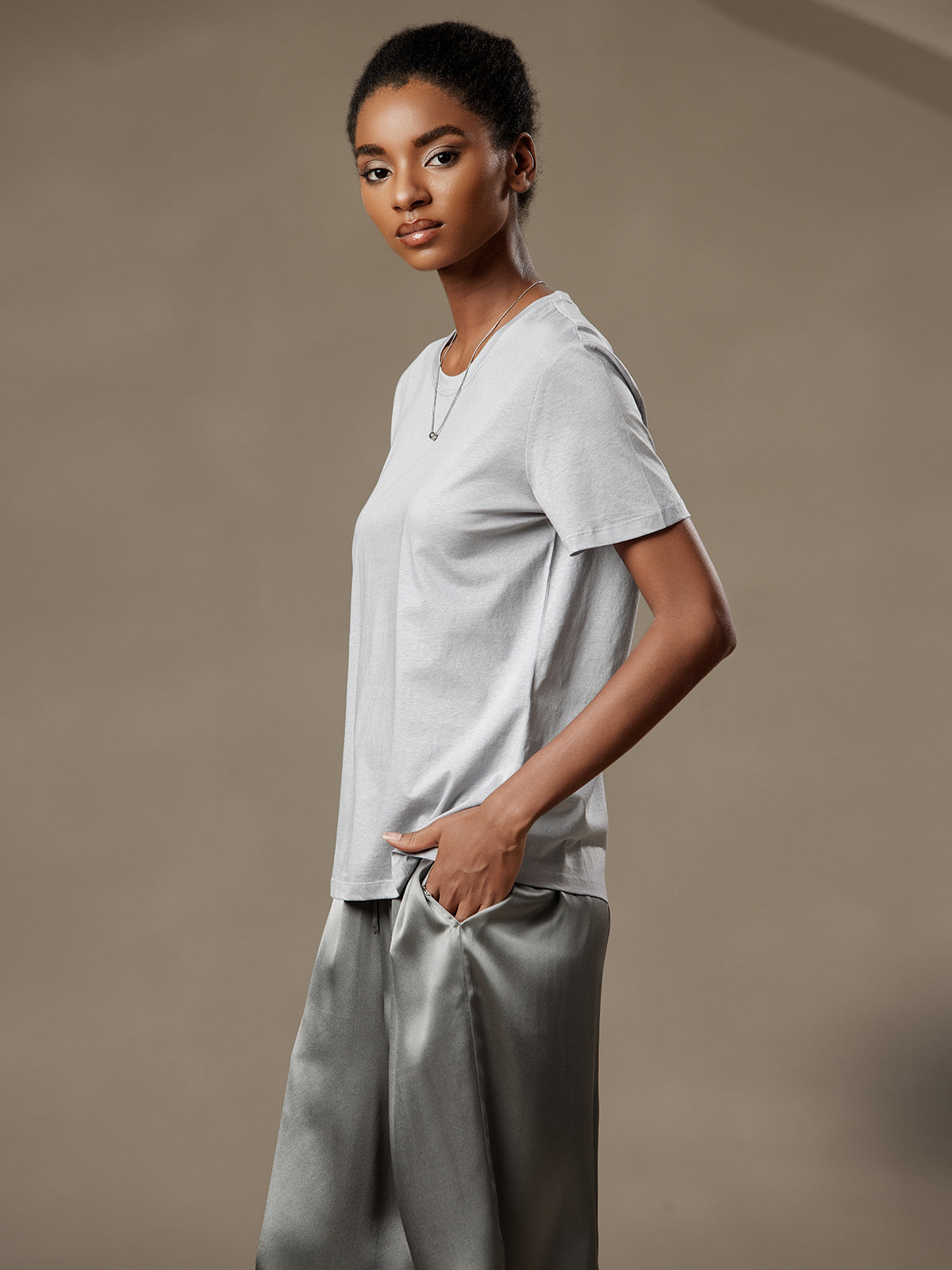 [Sølv] SilkSilky-NO Silk Knitted Short Sleeve Round Neck T-skjorte for Kvinner 003