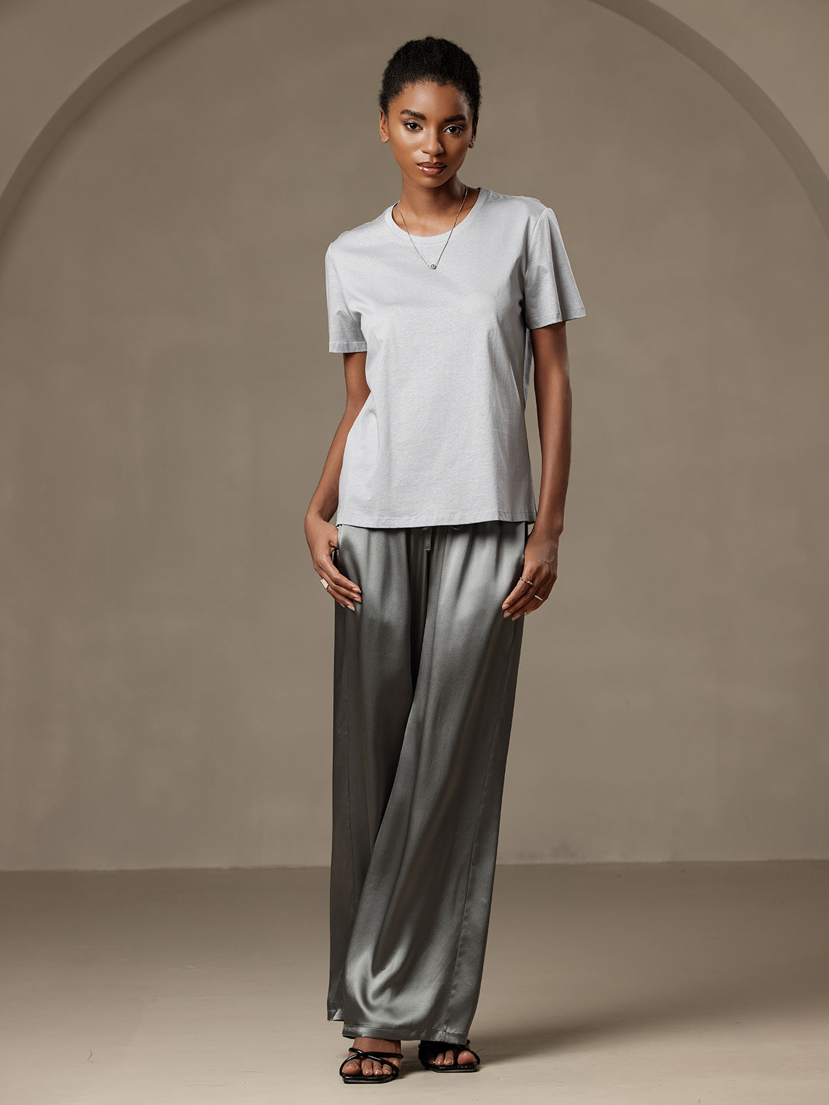 [Sølv] SilkSilky-NO Silk Knitted Short Sleeve Round Neck T-skjorte for Kvinner 006