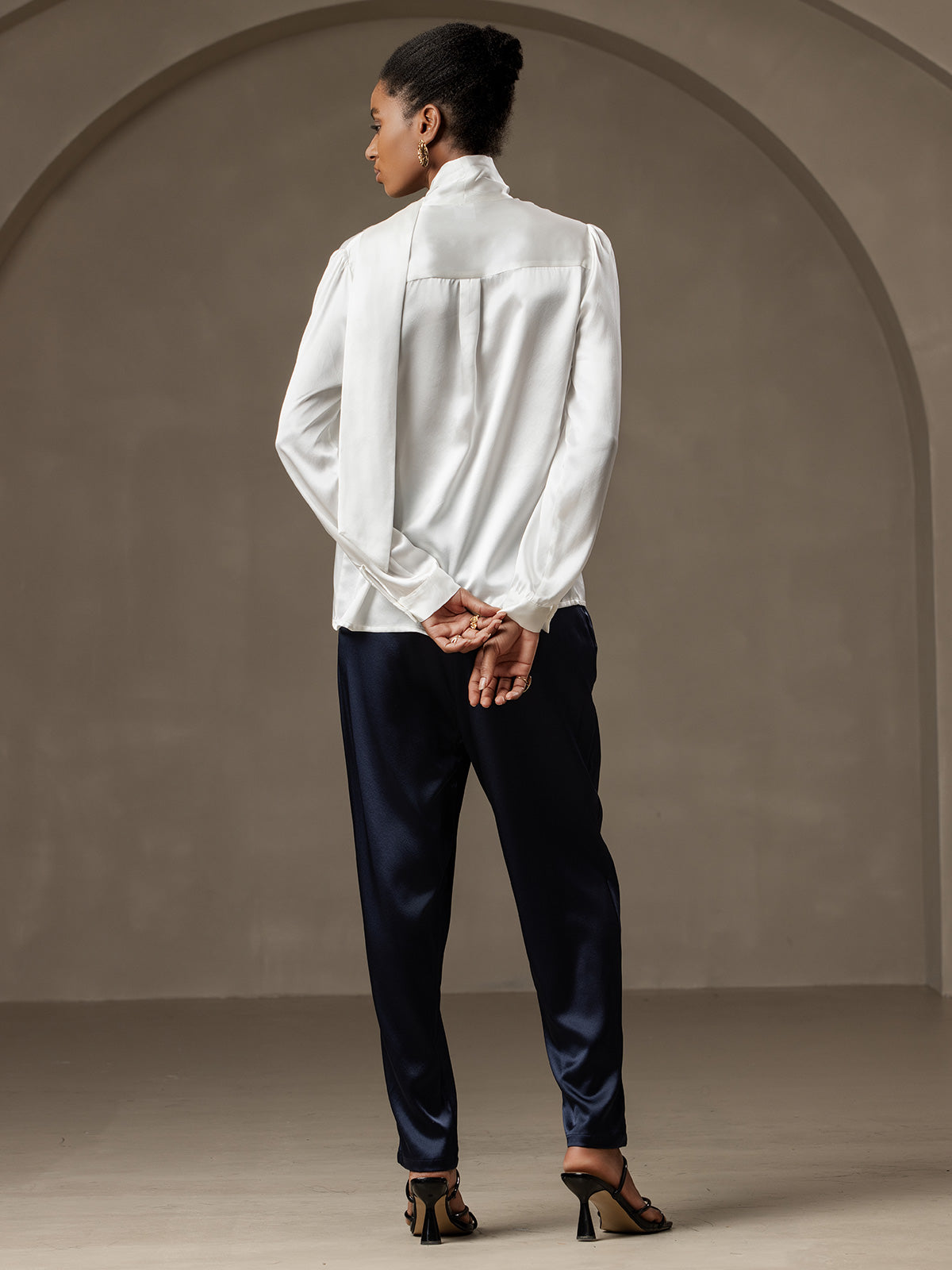 [Hvit] SilkSilky-NO 19Momme Silke Long Sleeve Tie Neck Skjorte for Kvinner 002