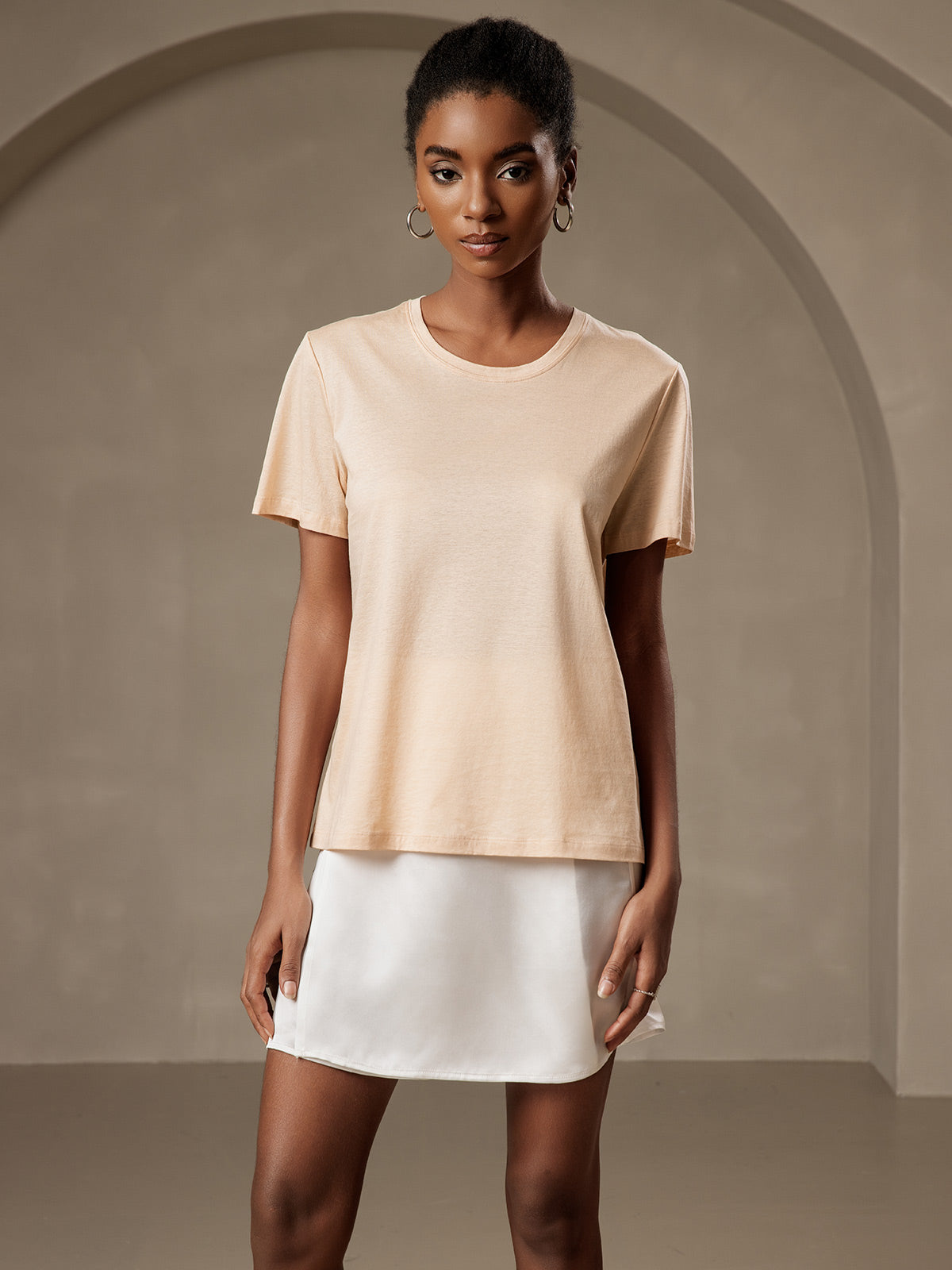 [Beige] SilkSilky-NO Silk Knitted Short Sleeve Round Neck T-skjorte for Kvinner 001