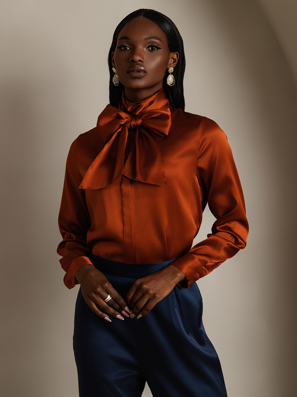 [Karamell] SilkSilky-NO 19Momme Silke Long Sleeve Tie Neck Skjorte for Kvinner 004