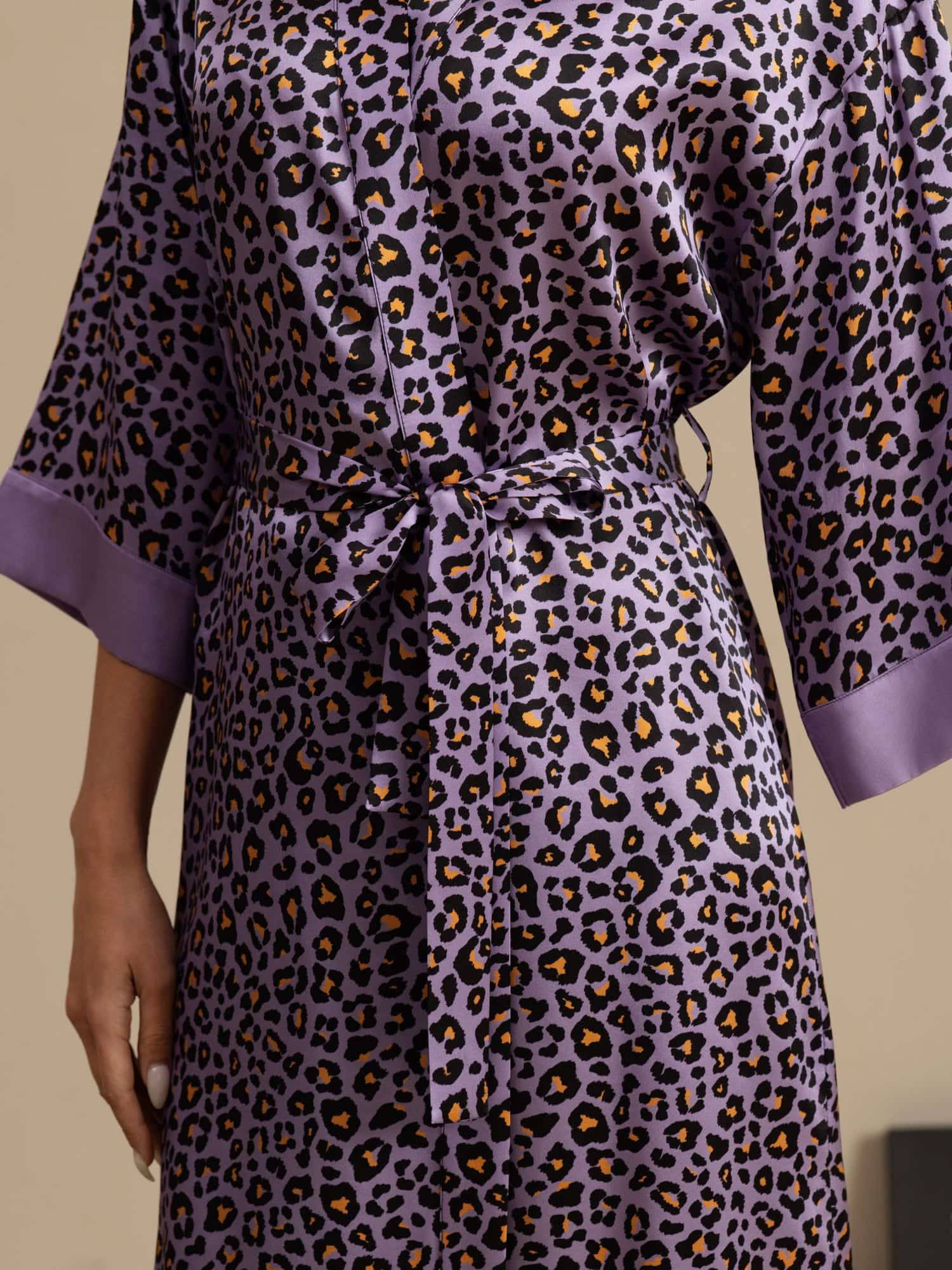 [LillaLeopard] SilkSilky-NO 3/4 erme V Hals Morgenkåpe for Kvinner 004