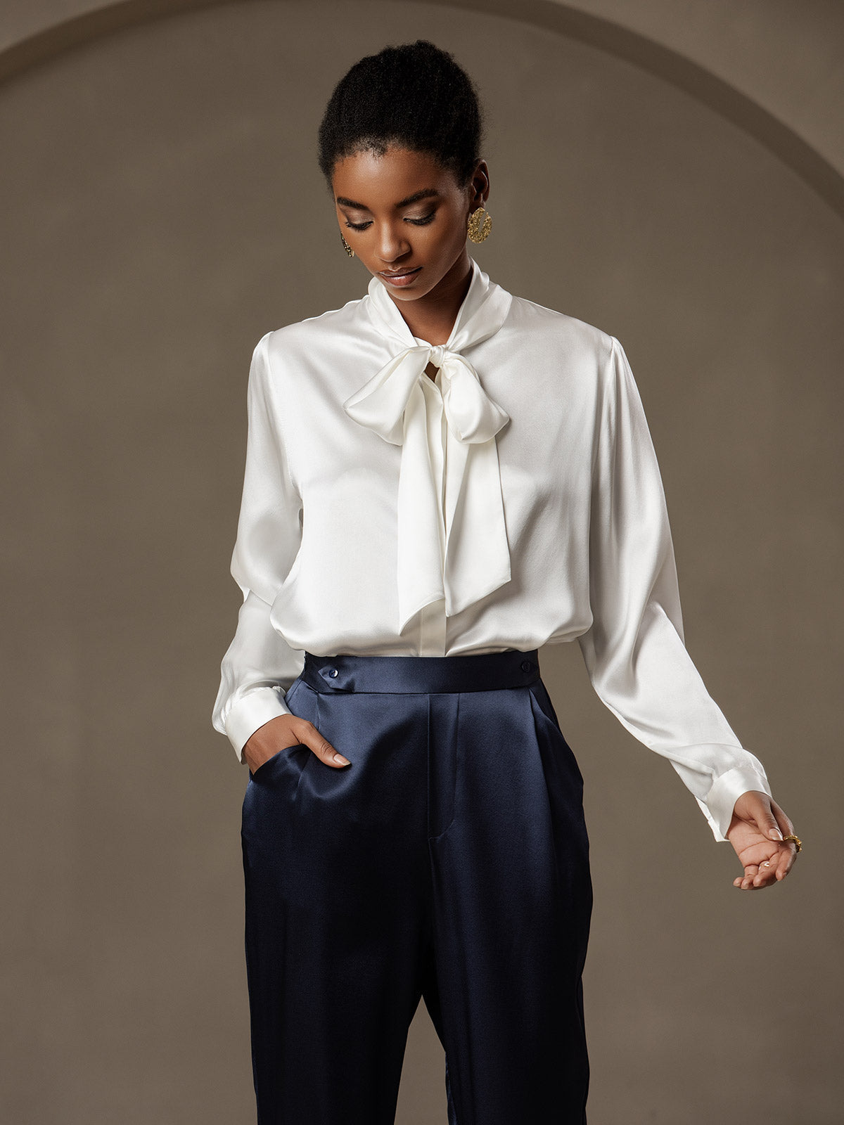 [Hvit] SilkSilky-NO 19Momme Silke Long Sleeve Tie Neck Skjorte for Kvinner 005