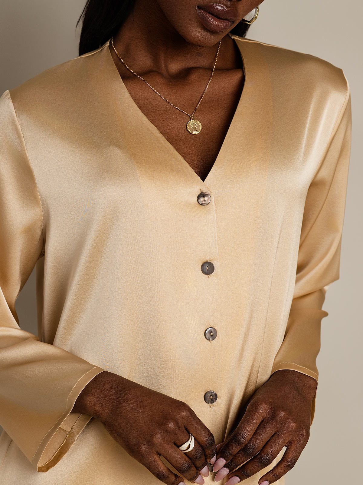 [Champagne] SilkSilky-NO 19Momme Silke V-Hals Skjorte for Kvinner 006
