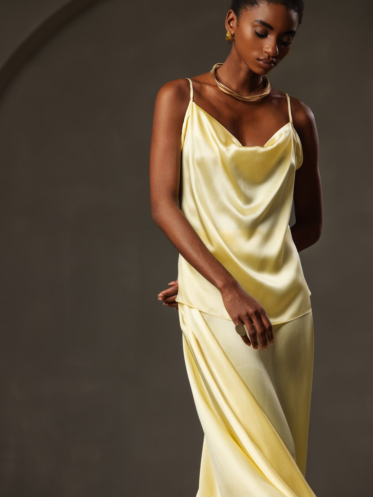 [Gul] SilkSilky-NO 19Momme Silke Cowl Neck Camisole Topp 001