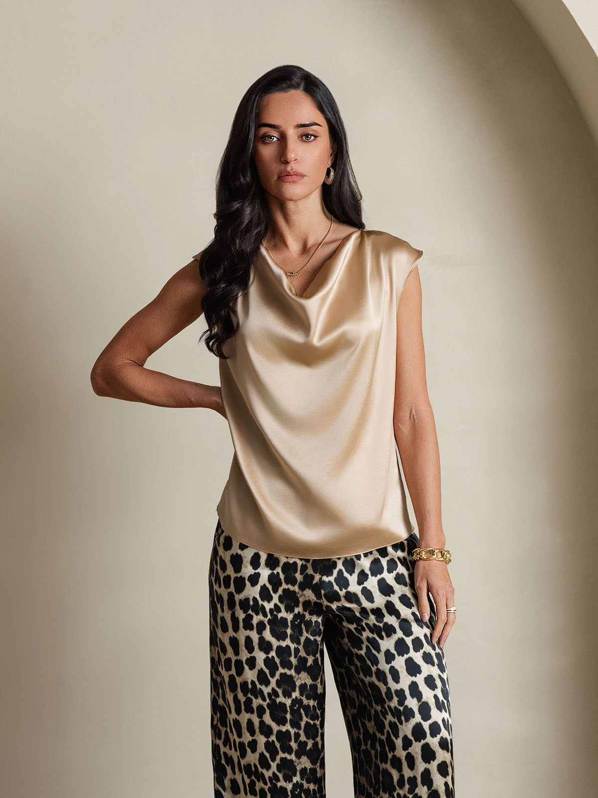 [Champagne] SilkSilky-NO 19Momme Silke Cowl Neck T-skjorte for Kvinner 003