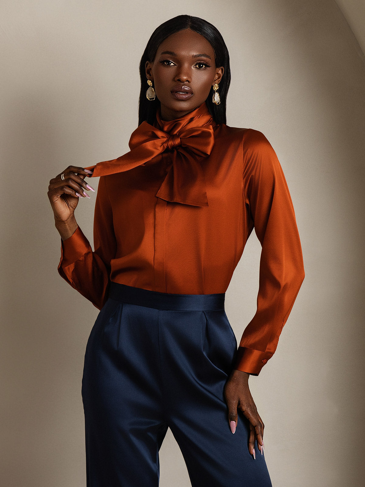 [Karamell] SilkSilky-NO 19Momme Silke Long Sleeve Tie Neck Skjorte for Kvinner 001