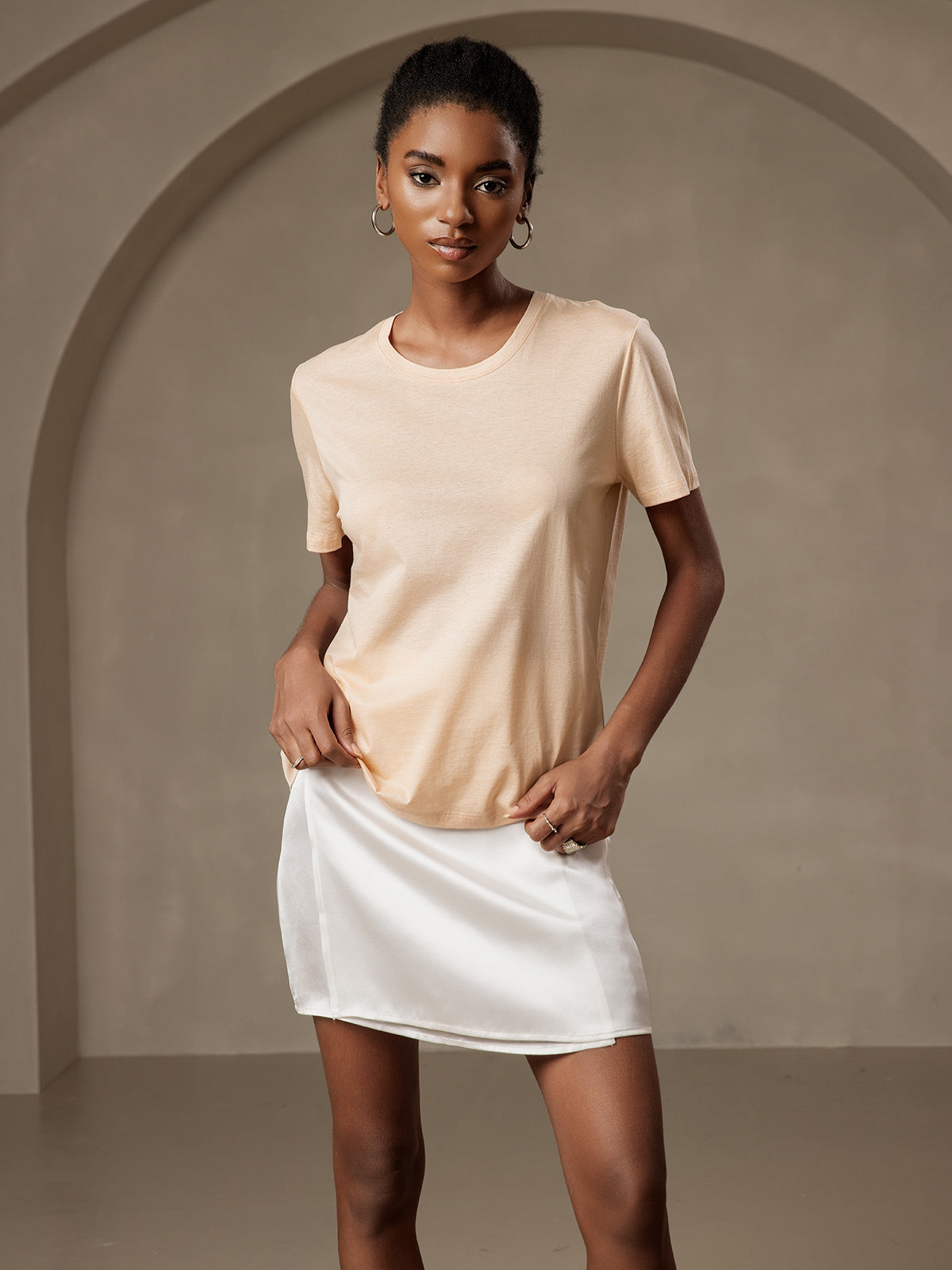 [Beige] SilkSilky-NO Silk Knitted Short Sleeve Round Neck T-skjorte for Kvinner 004