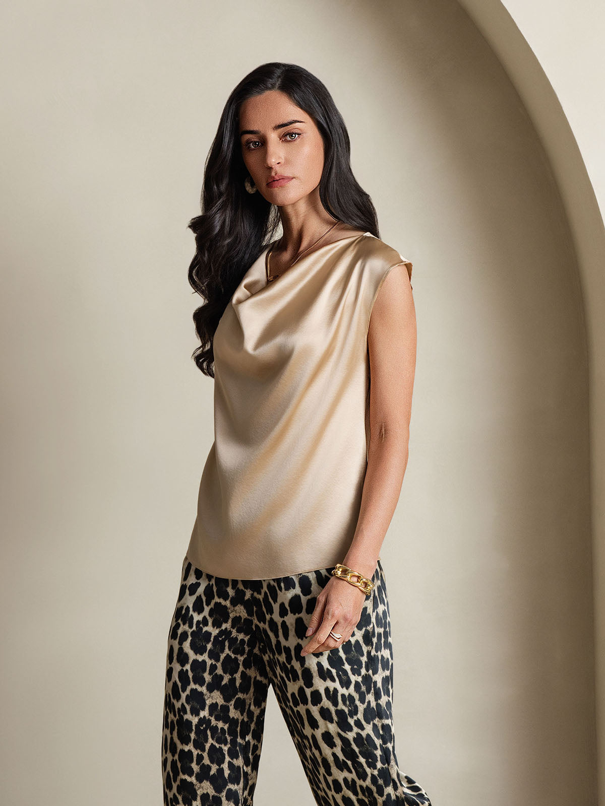 [Champagne] SilkSilky-NO 19Momme Silke Cowl Neck T-skjorte for Kvinner 004